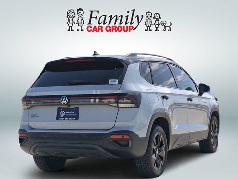 Used 2025 Volkswagen Taos SE FWD image 4