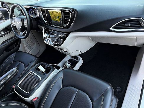 Used 2023 Chrysler Pacifica Touring-L FWD image 23
