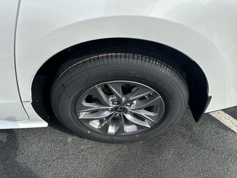 New 2025 Toyota Sienna XLE image 12