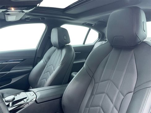 Used 2024 BMW i5 eDrive40i image 38