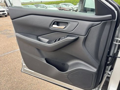 Used 2025 Nissan Rogue SV FWD image 18
