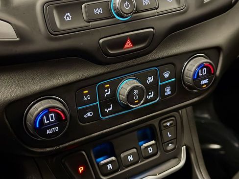 Used 2021 GMC Terrain SLE w/ Driver Convenience Package FWD image 18