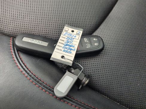 Used 2020 Jeep Cherokee Trailhawk image 48