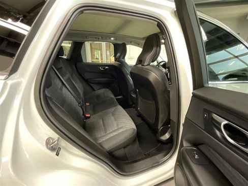 Used 2022 Volvo XC60 B5 Momentum image 22