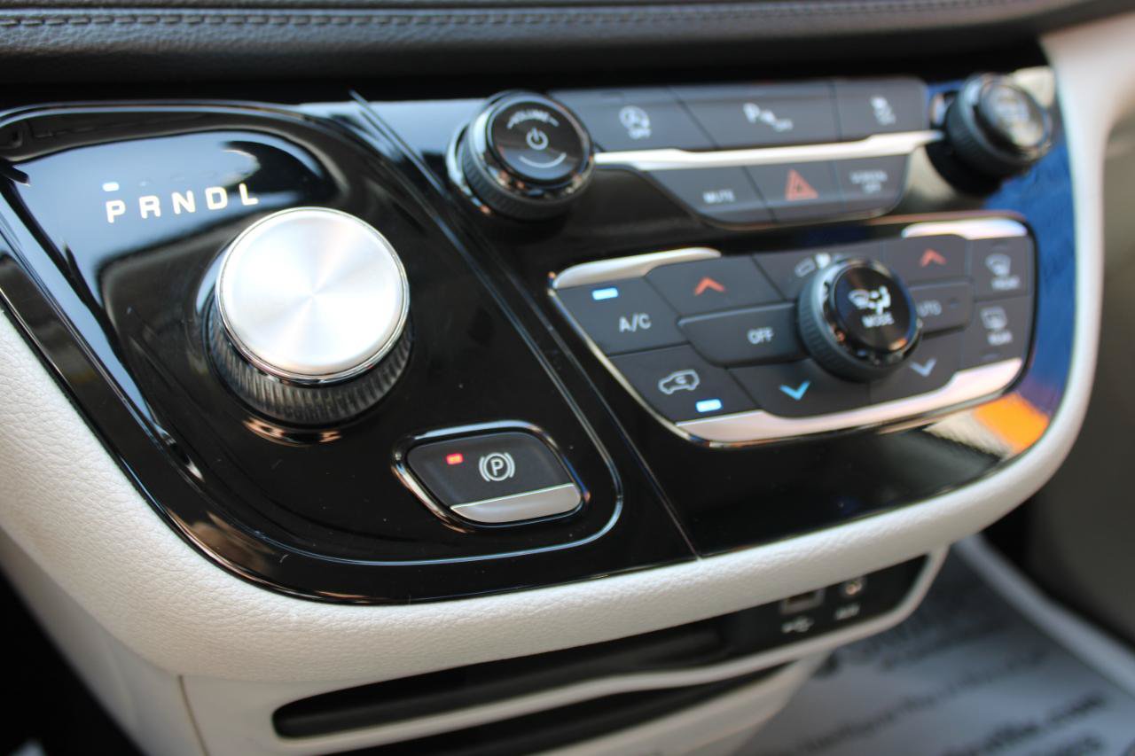 Used 2019 Chrysler Pacifica Limited FWD image 31