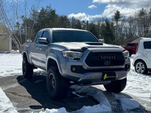 Used 2018 Toyota Tacoma TRD Sport w/ Technology Package image 2