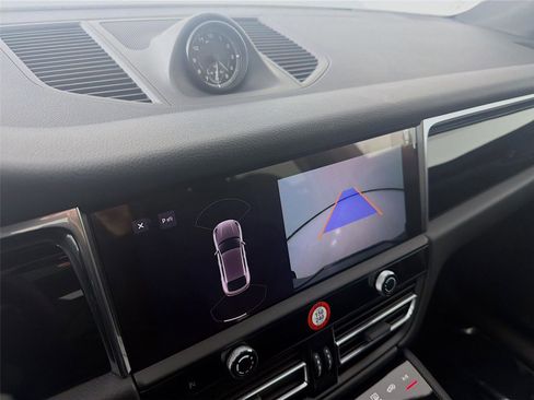 Certified 2025 Porsche Macan image 18