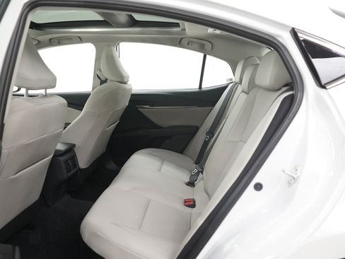 Used 2025 Toyota Camry XLE image 18