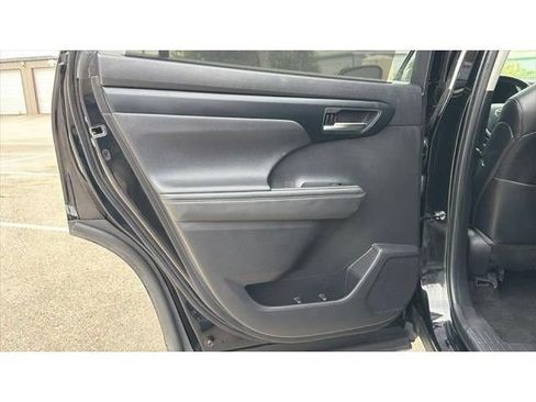 Used 2023 Toyota Highlander XLE FWD image 33