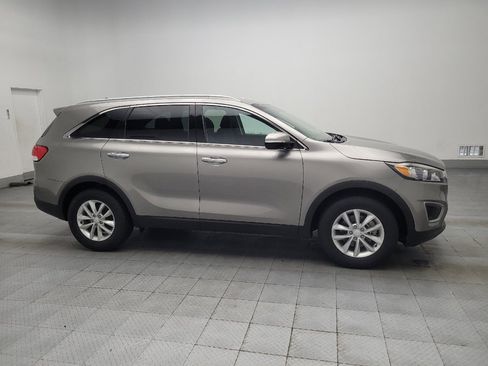 Used 2018 Kia Sorento LX image 11