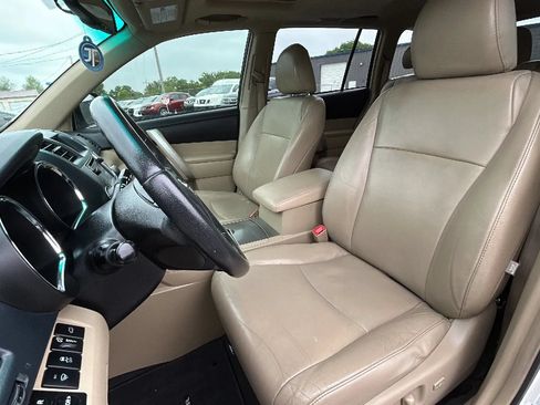 Used 2013 Toyota Highlander SE FWD image 5