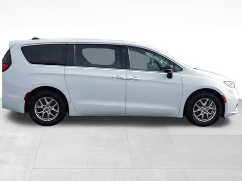 Used 2024 Chrysler Pacifica Touring-L image 3