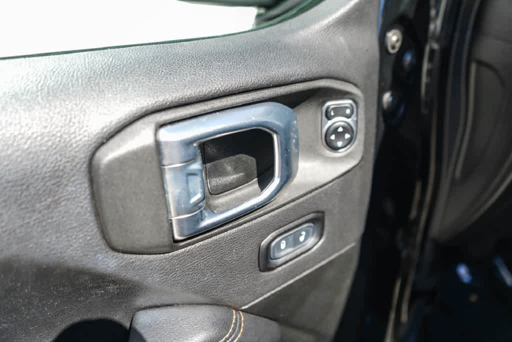 Used 2022 Jeep Wrangler Unlimited Sahara AWD/4WD image 22