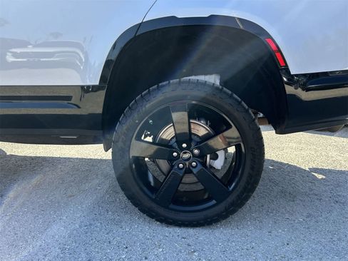 Used 2023 Land Rover Defender 130 X-Dynamic SE image 8