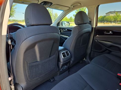 Used 2019 Kia Sorento FWD image 16