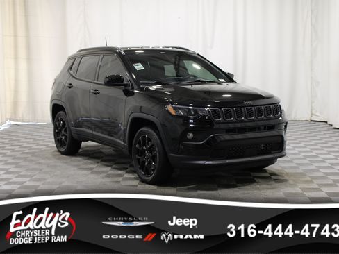 Used 2025 Jeep Compass Latitude w/ Altitude Special Edition AWD/4WD image 1