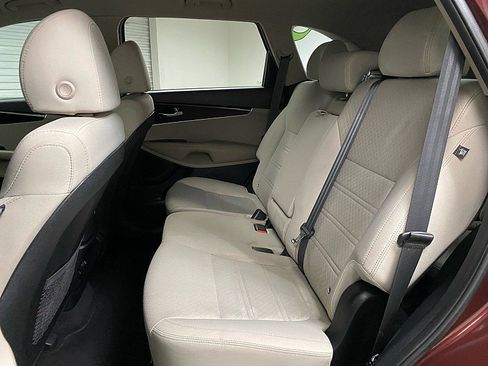 Used 2020 Kia Sorento S image 11