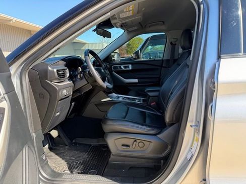 Used 2021 Ford Explorer XLT w/ Equipment Group 202A AWD/4WD image 12