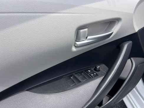 Used 2021 Toyota Corolla LE w/ LE Convenience Package FWD image 11