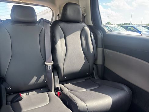 Used 2026 Kia Carnival FWD image 40