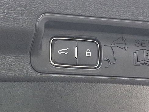 Used 2022 Ford Explorer XLT image 23