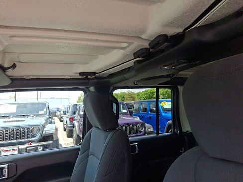 Used 2023 Jeep Gladiator Sport AWD/4WD image 24