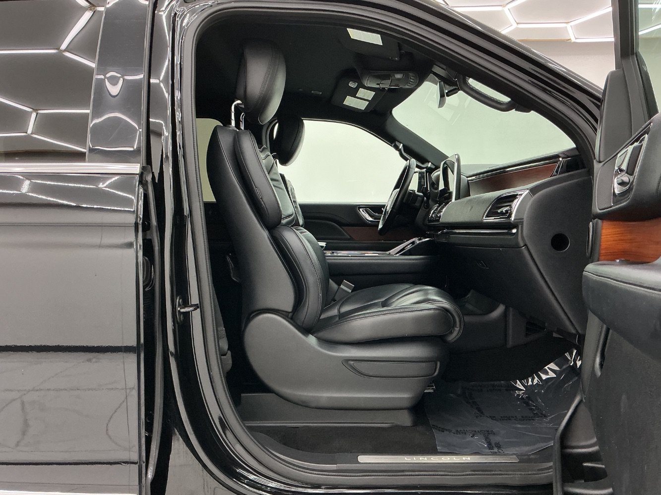 Used 2018 Lincoln Navigator Premiere RWD image 17