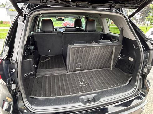 Used 2019 Toyota Highlander XLE AWD/4WD image 19
