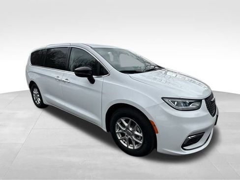 Used 2024 Chrysler Pacifica Touring-L image 10