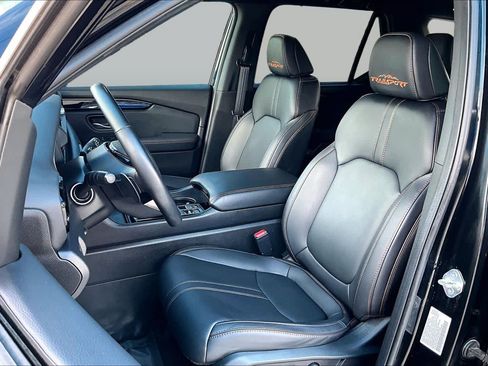 Used 2025 Honda Pilot TrailSport image 8