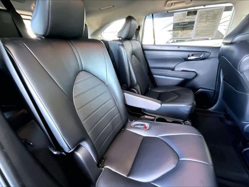 Used 2023 Toyota Highlander XLE image 19