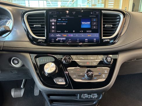 Certified 2025 Chrysler Pacifica Select FWD image 30