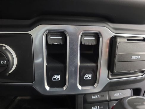 Used 2021 Jeep Wrangler Islander image 25