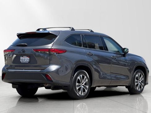 Used 2022 Toyota Highlander XLE FWD image 3