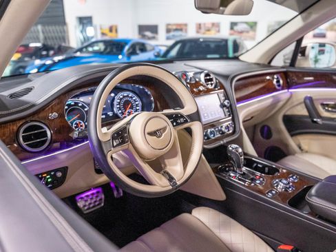 Used 2017 Bentley Bentayga AWD/4WD image 77