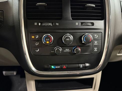 Used 2019 Dodge Grand Caravan SE FWD image 37