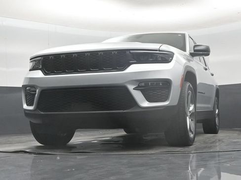 Used 2025 Jeep Grand Cherokee Limited w/ Black Appearance Package AWD/4WD image 55