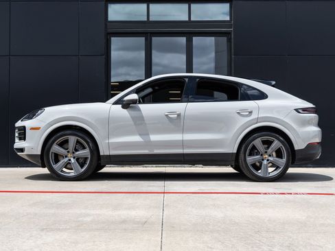 Certified 2024 Porsche Cayenne Coupe AWD/4WD image 2