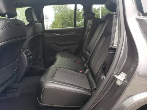 Used 2024 Jeep Grand Cherokee Altitude AWD/4WD image 12