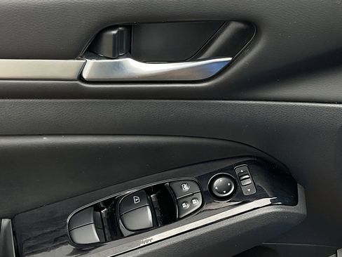 Used 2025 Nissan Altima 2.5 SR image 12