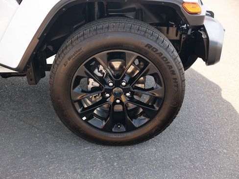 Used 2025 Jeep Wrangler Unlimited Sahara w/ Safety Group AWD/4WD image 8