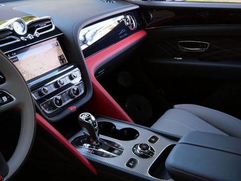 New 2025 Bentley Bentayga Extended Wheelbase image 16