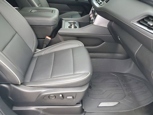 Used 2024 GMC Yukon XL SLT w/ SLT Luxury Package image 16