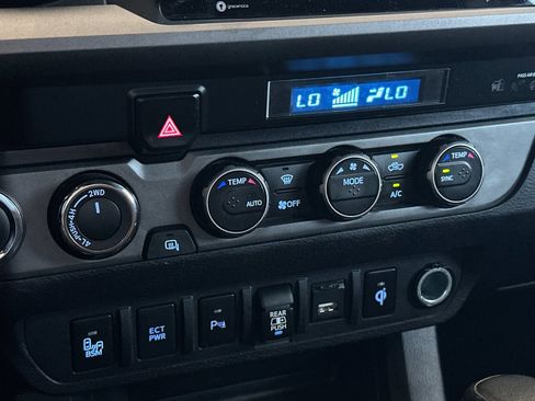 Used 2022 Toyota Tacoma TRD Sport w/ Technology Package image 17