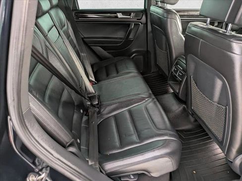 Used 2014 Volkswagen Touareg TDI image 19