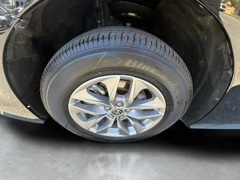 Used 2025 Toyota Sienna LE FWD image 30