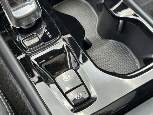 Certified 2025 Volvo XC40 B5 Plus AWD/4WD image 28