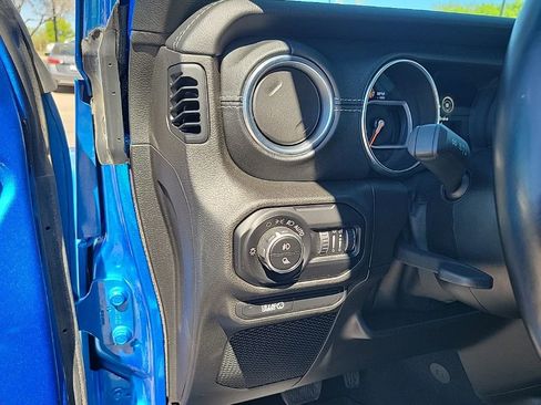 Used 2020 Jeep Gladiator Overland image 23