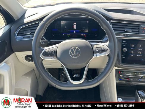Certified 2023 Volkswagen Tiguan SE w/ Panoramic Sunroof Package AWD/4WD image 17