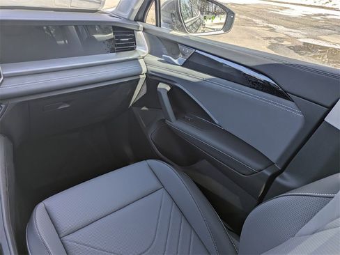 New 2025 Volkswagen Tiguan SE image 16